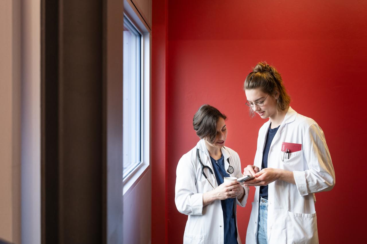 Zwei Ärztinnen tauschen sich aus
