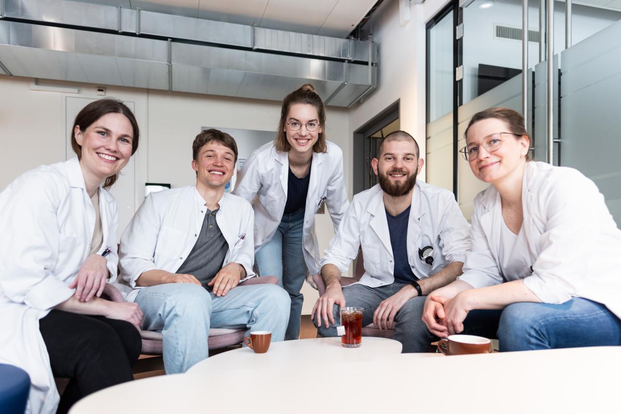 Eine Gruppe von Ärzten sitzt im Pausenraum