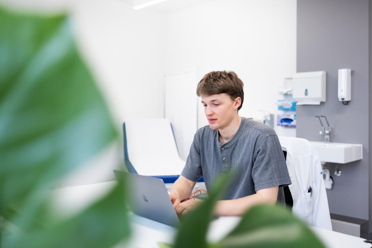 Junge Person sitzt am Computer