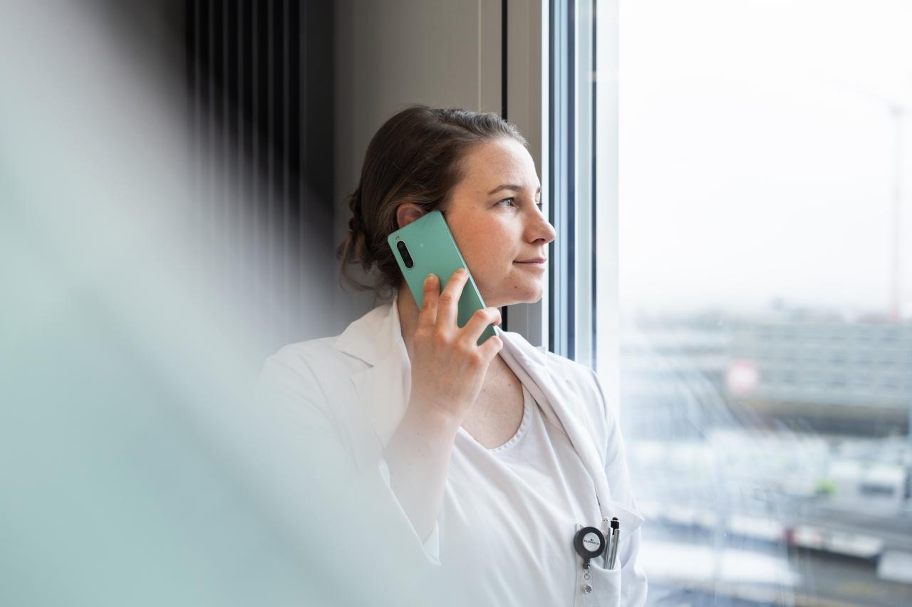 Ärztin telefoniert