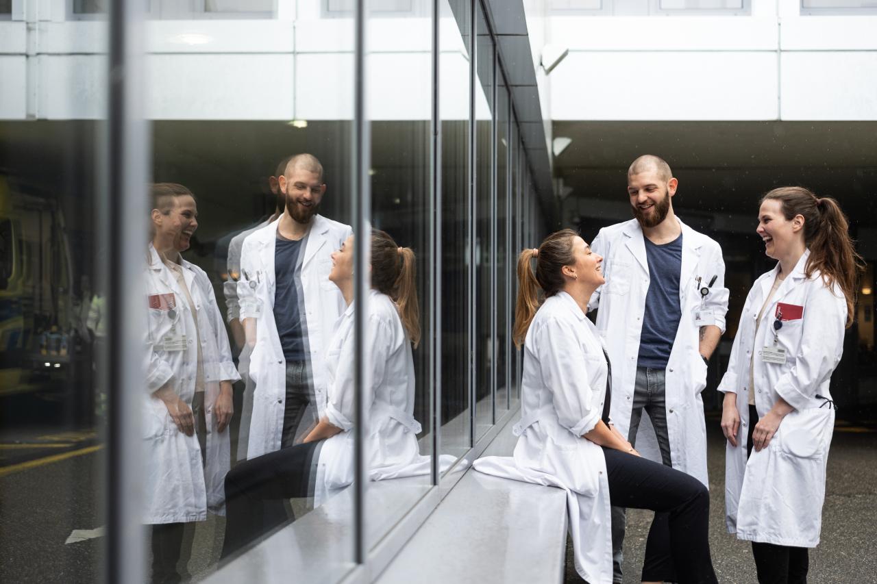 Junge Ärzte sprechen in der Pause miteinander