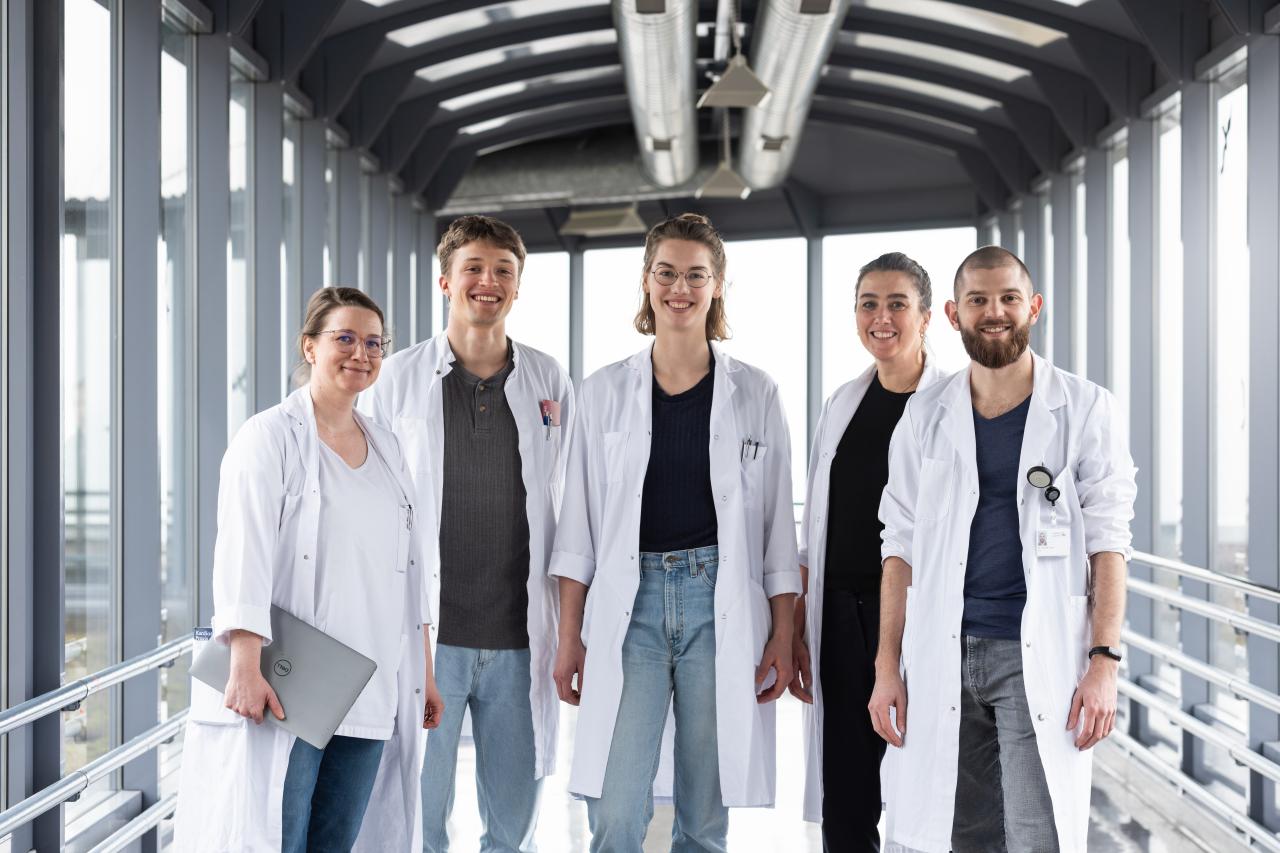 Ärzte lachen in die Kamera