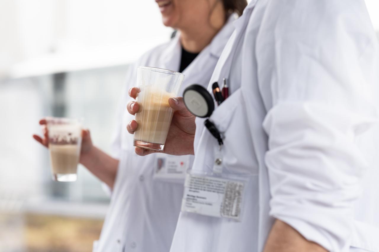 Hände halten eine Kaffeetasse