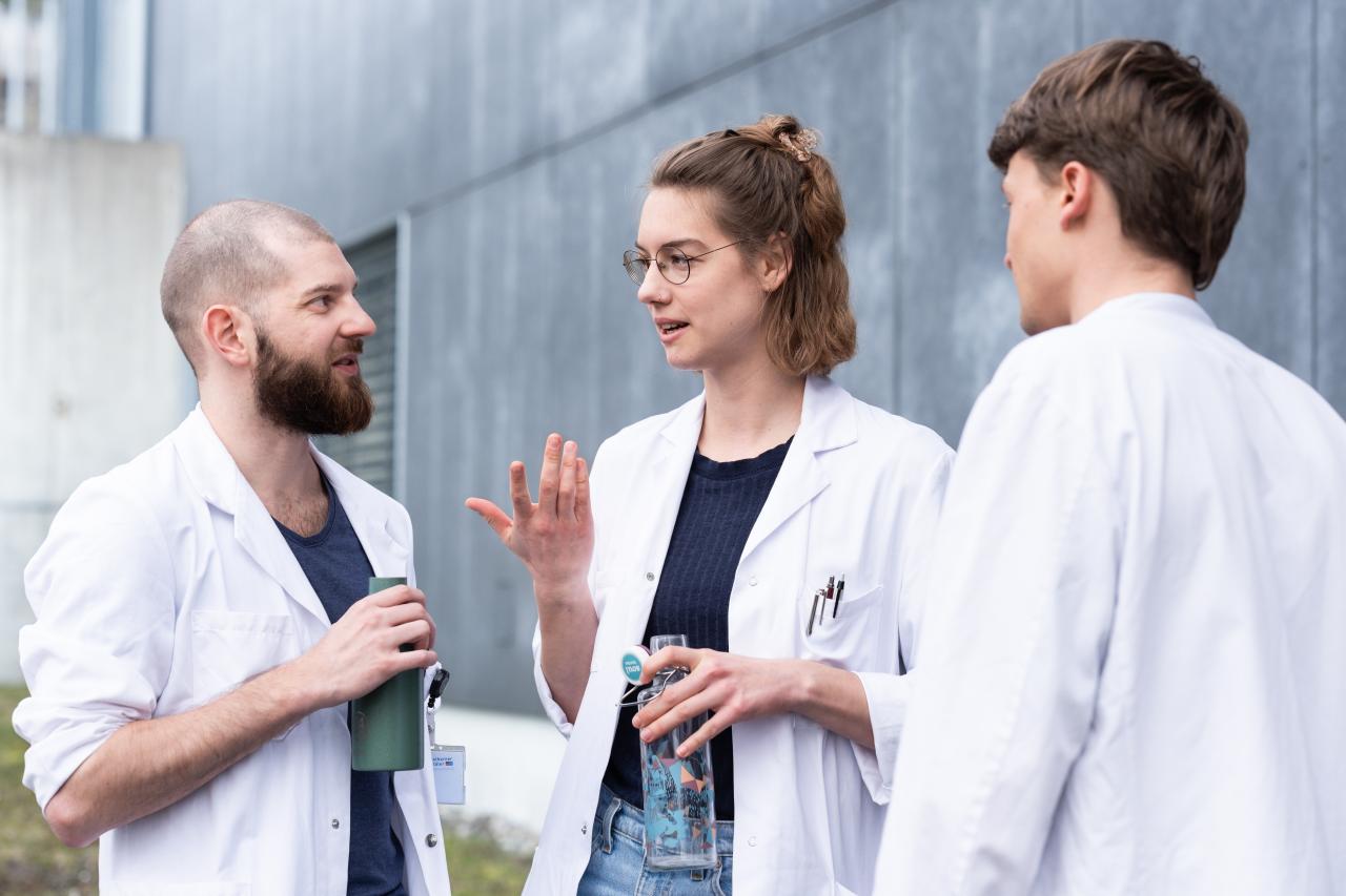 Drei Ärzte tauschen sich aus